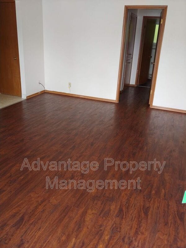 Photo - 339 Jackson St W