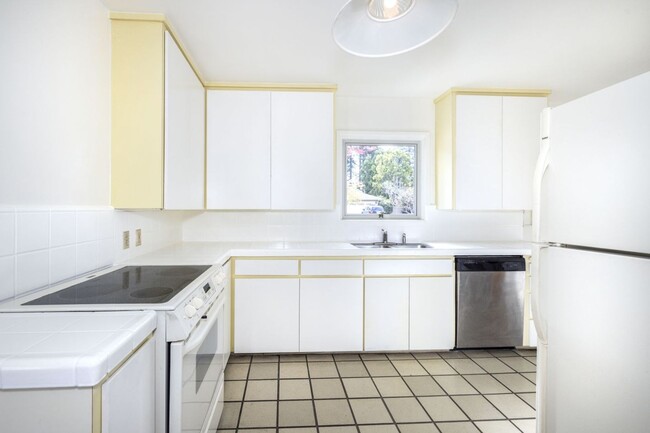 Photo - Spacious 3 Bed, 3 Bath Home in Excellent Location- Flexible Lease