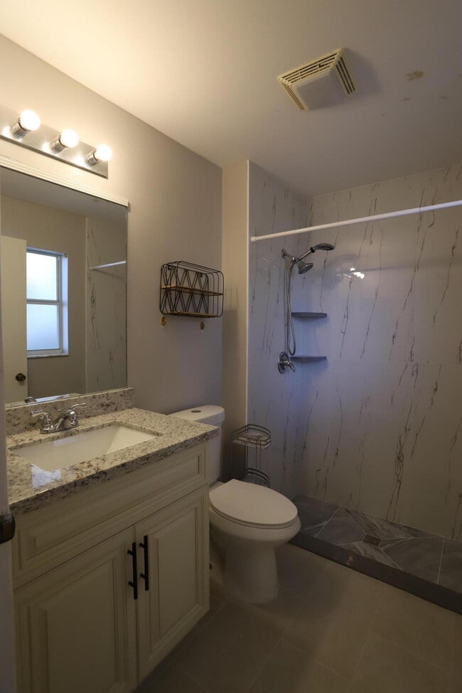 Photo - 421 Cypress Way W