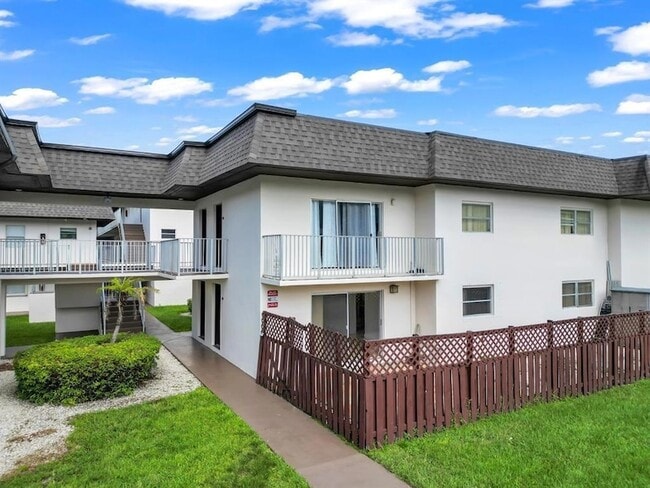 Building Photo - 8601 SW 94th St Unit 201W