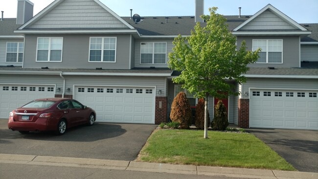 Building Photo - 2 Bed 2.5 Bath Townhome