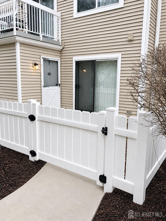 Building Photo - 43 Deerberry Ln