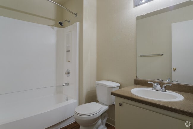 1BR, 1BA - 721 SF The Oak