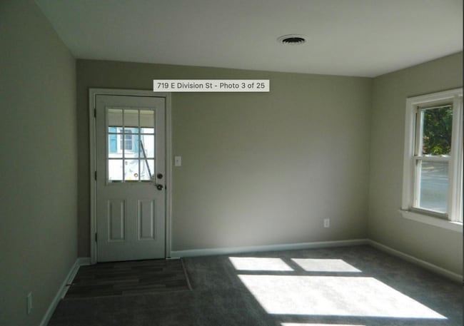 Photo - 719 E Division St