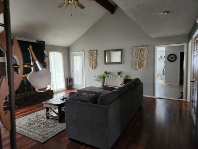 Building Photo - 1310 Knob Hill
