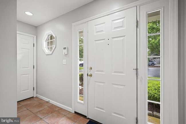 Building Photo - 262 Crescent Dr