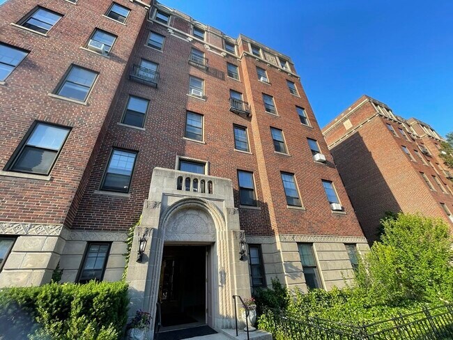 Building Photo - 1949 Commonwealth Ave Unit 34