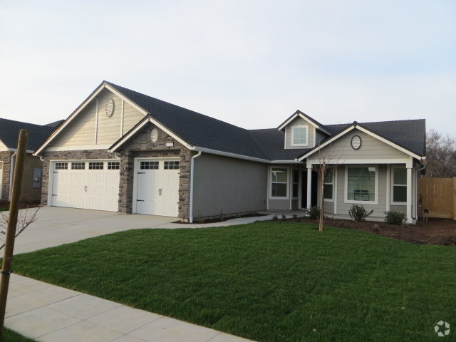 Building Photo - East Fresno Home, 4BR/2BA, 3 Car Garage,  ...