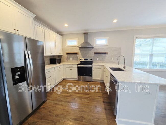 Photo - 668A James Ave