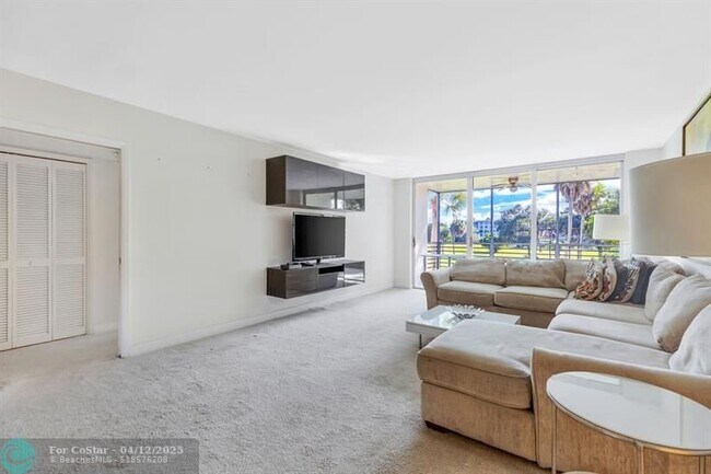 Photo - 3850 Oaks Clubhouse Dr Unidad 208