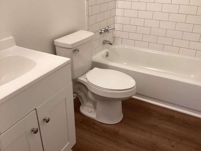 Photo - 242 E 35th St