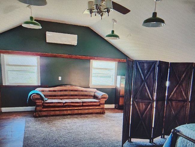 Photo - 7049 Lake Ave