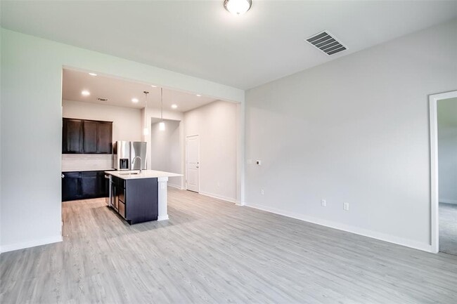 Photo - 15107 Forum Ave