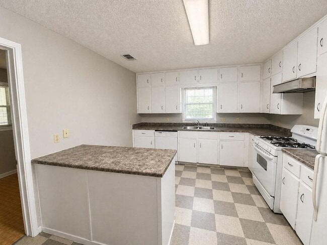 Photo - 5400 Harmon Ave