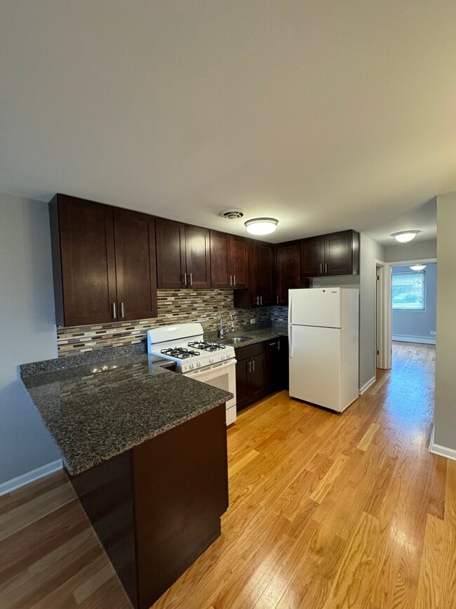 Building Photo - 8504 Waukegan Rd Unit 01