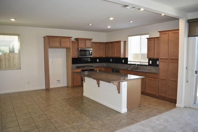 Photo - 1655 Lion St