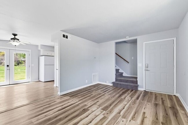 Photo - Prime Bellevue Location! 3-Bed Townhouse with 1.5 Baths