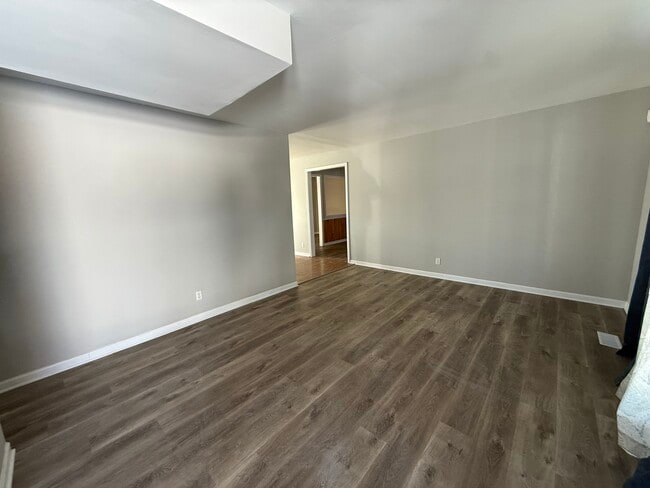 Photo - 719 Surrey Dr