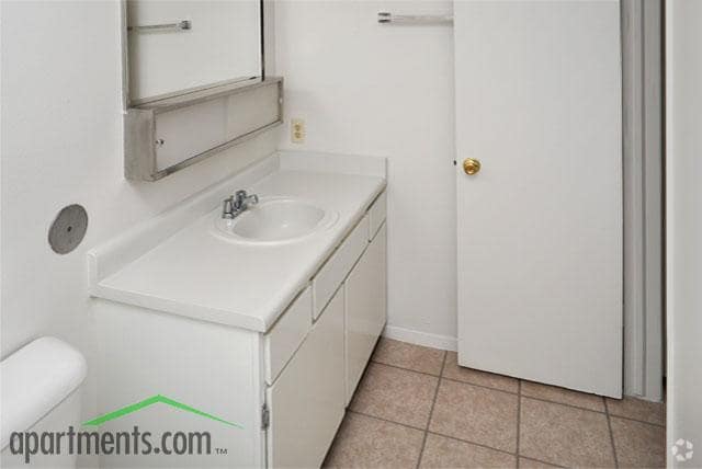Baño - Wallington Plaza Apartment Homes