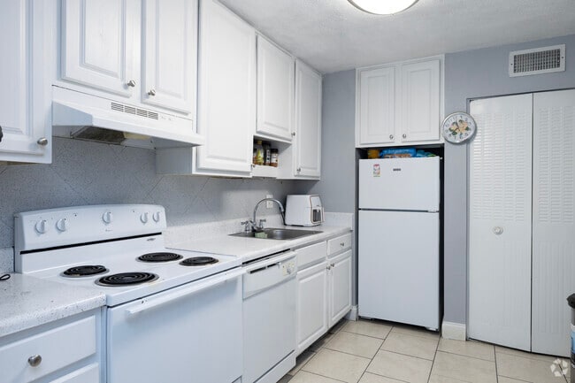 1BR, 1BA wDen - 871SF - Kitchen - Parc Place Villas