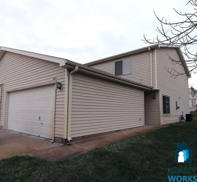 Building Photo - Lovely 3 bed Townhome!