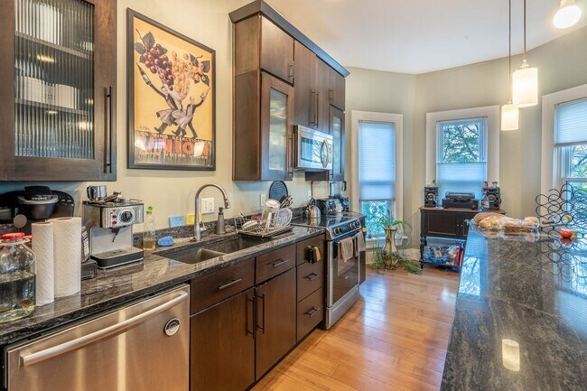 Photo - 1371 N High St Unidad C