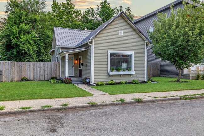 Photo - 2205 Pleasant St