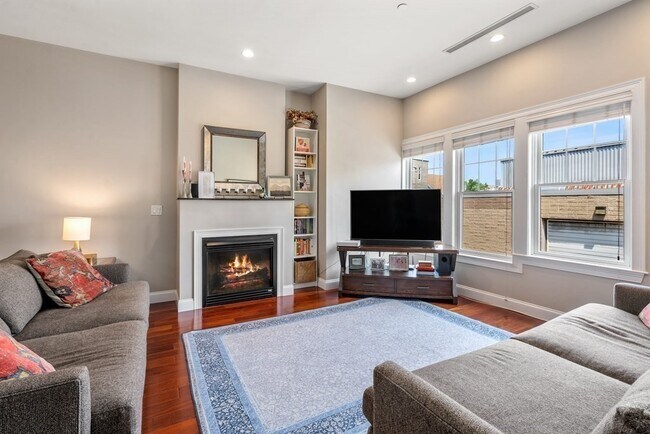 Photo - 655 E 2nd St Unidad 104