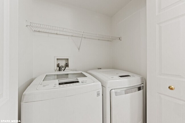 washer and dryer - 77 N Wolf Rd Unidad 204