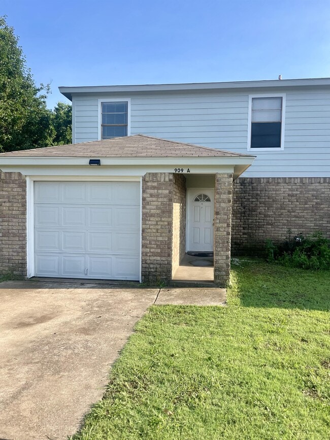 Photo - 909 NW Summercrest Blvd