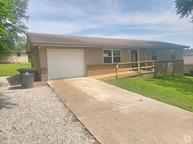 Building Photo - 1605 Woodrow Dr Rental