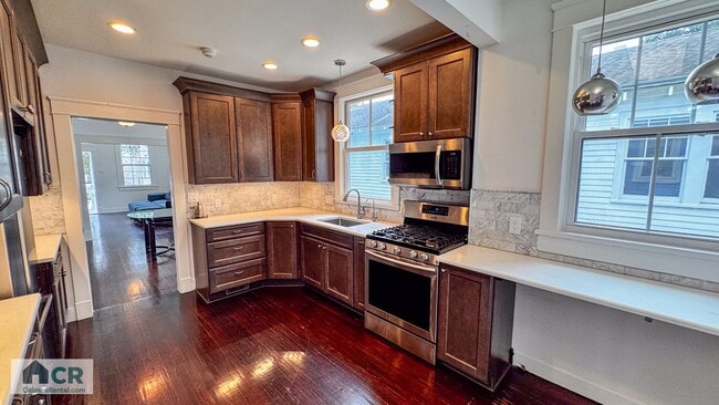 Building Photo - 6bd/3ba with Central AC Walking Distance to Campus. Text 727-459-4141 for more info!