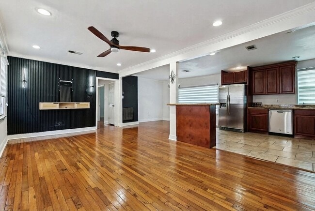 2135 Mirabeau Ave