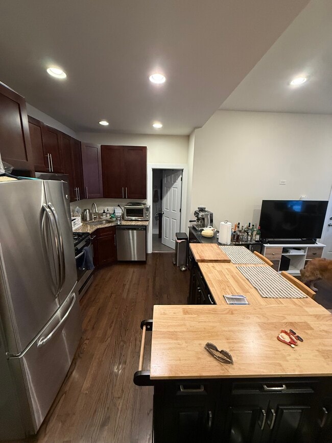 Building Photo - 1834 W Wabansia Ave Unit 1834 W Wabansia #1F