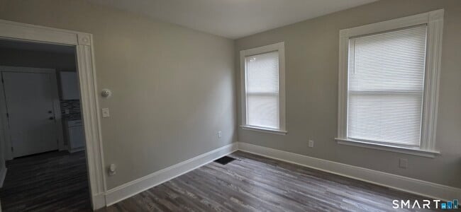 Building Photo - 114 Cedar Hill Ave Unit 1st Fl