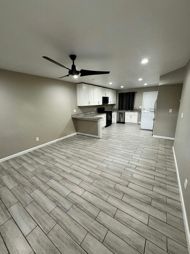 Building Photo - 1013 E Commonwealth Pl Unit 1