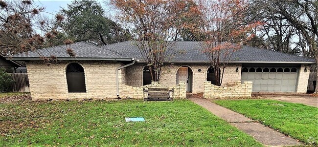 Building Photo - COMING SOON, Vaulted Ceilings, Fenced Yard... Rental