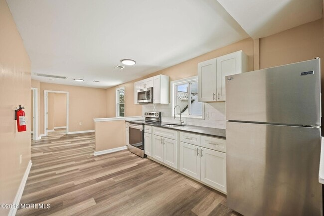Building Photo - 143 Center Ave Unit 2