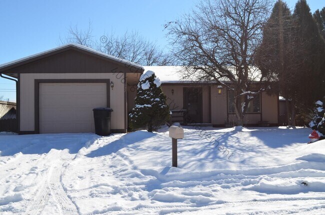 Building Photo - This beautifully maintained 3-bedroom, 2-b... Rental