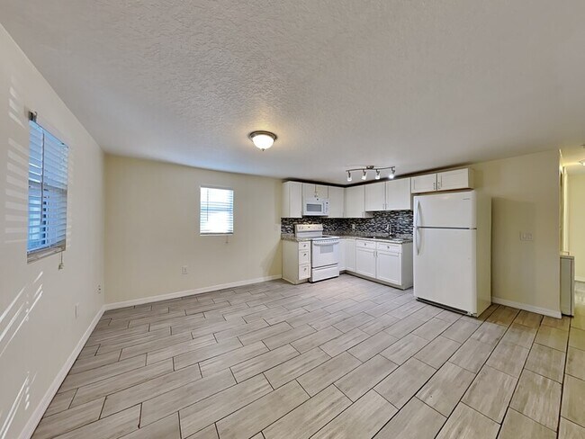 Photo - 613 E 2nd St