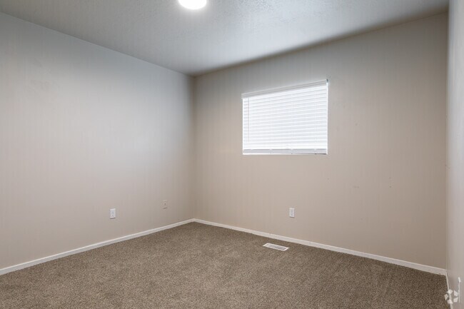 2BR, 2BA - 780SF