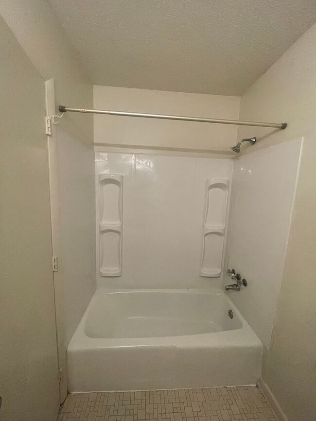 Photo - 1402-M Gorman St. 1 Bedroom / 1 Bathroom ~... Unit 1402-M
