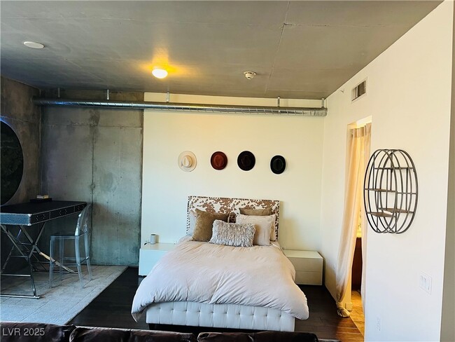 Building Photo - 353 E Bonneville Ave Unit 209