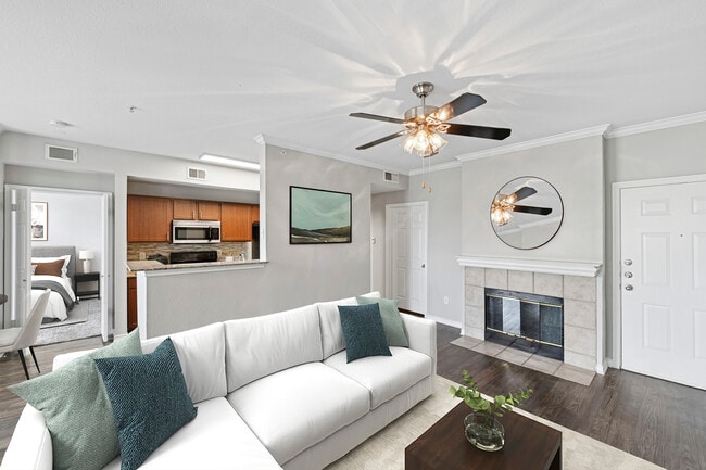 Sala de estar con suelo de superficie dura - eaves North Dallas