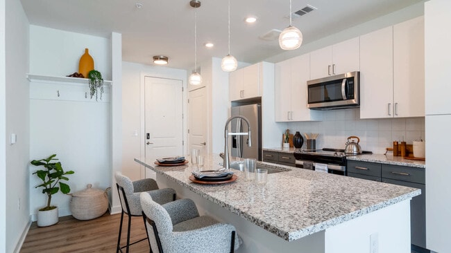 Cocina con electrodomésticos de acero inoxidable - Lyric Sugar Hill