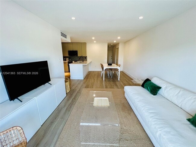 1900 Meridian Ave Unit 306