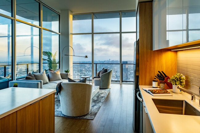 Penthouse 2 BR Apartment - The Landmark Los Angeles