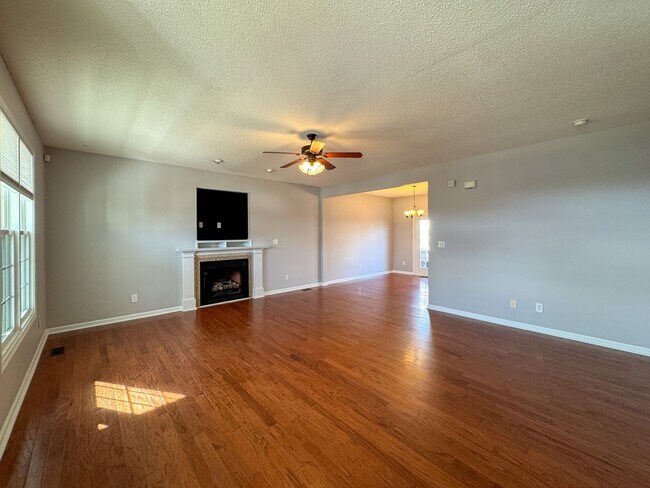 Photo - Beautiful 4 Bed 2.5 Bath Home with Fenced Backyard