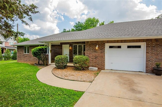 Building Photo - 301 SW C St