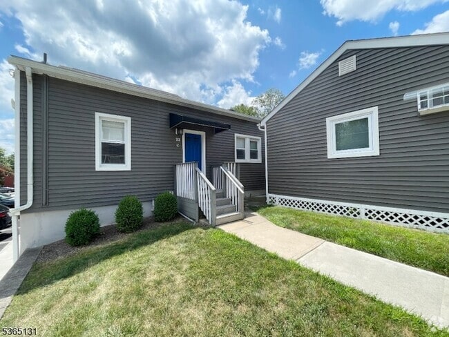 Building Photo - 33 Lakeside Blvd Rental